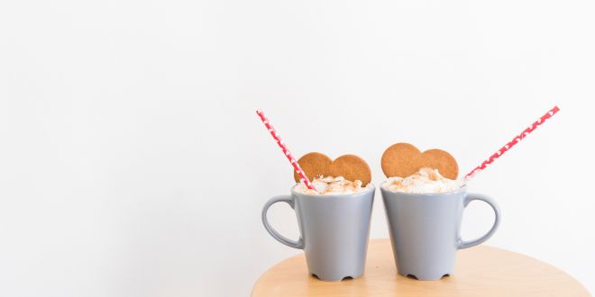 Frappè servito per la merenda personalizzata in una tazza colorata.