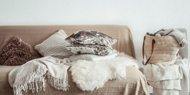 Cuscini, plaid, federe, tra gli accessori tessili per la casa