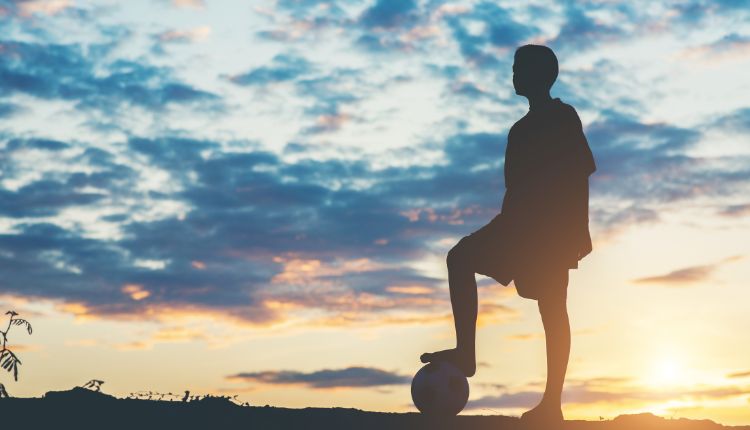 Immagine del profilo di un bambino che gioca al calcio, pensando ad Idee regalo per veri tifosi di calcio.