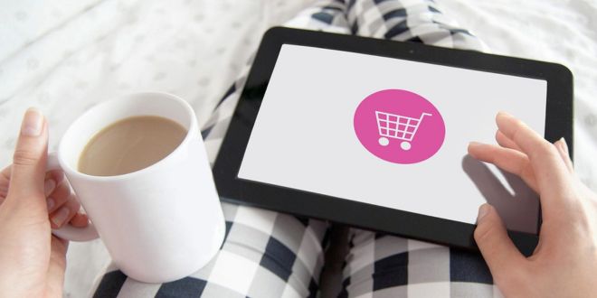 Immagine di donn che si accinge a fare shopping online per articoli personalizzati
